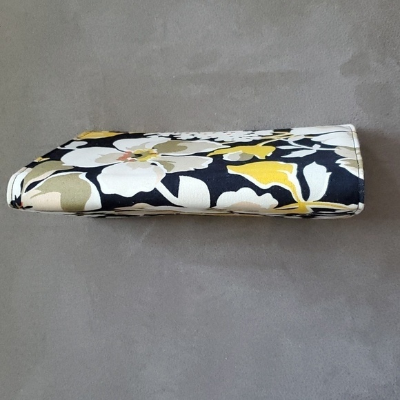 RETIRED PATTERN Vera Bradley Medium E-Book Cover in dogwood pattern - Picture 4 of 4